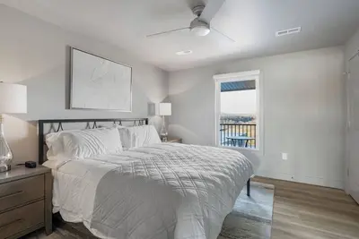 Image de Luxury Apartment on the Bagnell Dam Strip (Dam View)