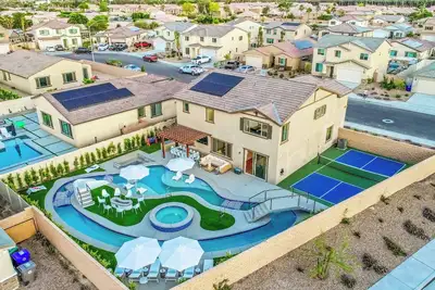Image de Lazy River, Pickleball, Gameroom, Fun in the desert!