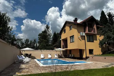 Image de Luxury private pool Villa in Sarajevo.
