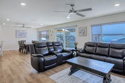 Image de Monthly Only - Remodeled Lower Unit Just One House To The Sand With Ac