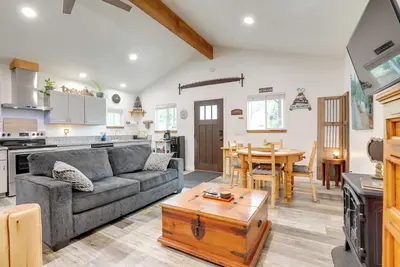 Image de Cozy Cottage w\/ Park Pass, 1 Mi to Jenkinson Lake!