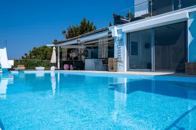 Image de Ikaria Beachfront Villa | 7 Bedrooms | Villa Indigo Blue Haven | Infinity Pool with Stunning Aegian Sea Views | Gialiskari