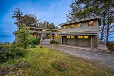 Image de Luxury blufftop home with hot tub, wraparound deck, gourmet kitchen & ocean view