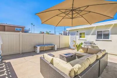 Image de 2 Minute Walk to Lido Wharf and 1 Block from Beach Cottage