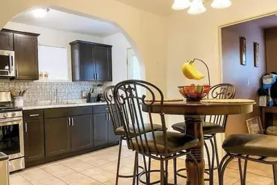 Image de Cozy home conveniently located and backs up to greenspace. Dog-Friendly!
