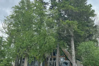 Image de Cozy lake-front A-frame cabin at Emma Lake. Steps away from the beach!