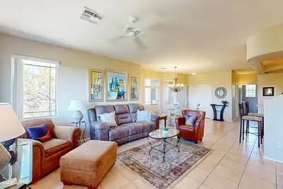 Image de 2nd-floor condo with sunset, mtn, & valley views, hot tub, pool, gym, balcony