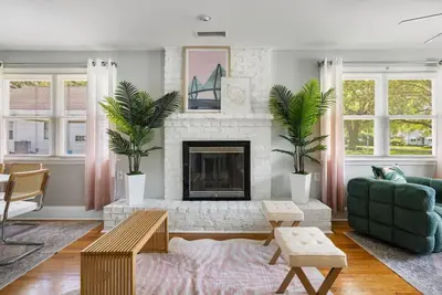 Image de Renovated! 4 Bedroom House in Park Circle!