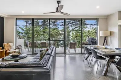 Image de Tradewinds Unit 6 - Beach Front Luxury Unit