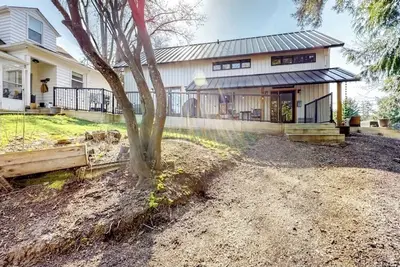 Image de Welcome to the Farmhouse Retreat!