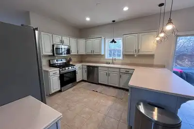 Image de Conveniently located home w\/ private backyard!