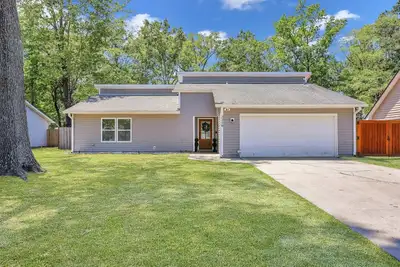 Image de 15 minutes from Chs airport  20 minutes from Downtown 35 minutes from beaches.