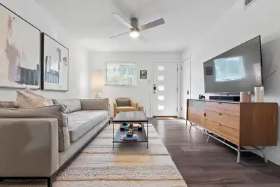Image de Hideaway in the Oaks in vibrant Travis Heights! Walkable to South Congress.