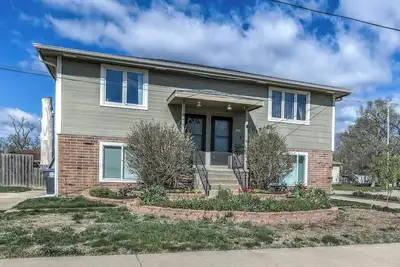 Image de Prime Location Duplex - Steps away from Park and Bob Kerrey Pedestrian Bridge.