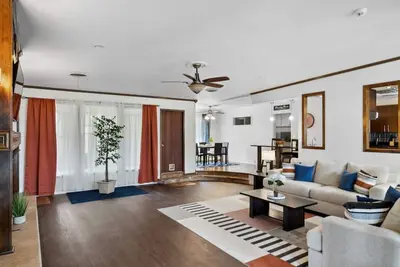 Image de The Gathering House: Big Texas Heart, Room for All
