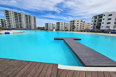 Image de Marino Luxury: Luxe 2br, Crystal Lagoon view, resort amenities. Book now! \"