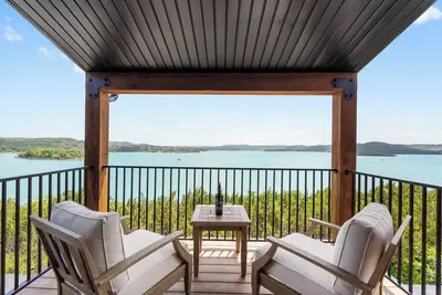 Image de Stunning Lakeviews, Private Hot tub, Free Sdc Tickets, Foosball, Arcade, Air Hockey!