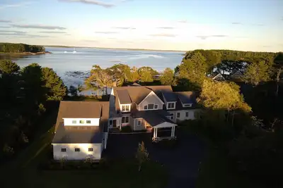 Image de Waterfront estate near Portland with pool, dock and sweeping views of Casco Bay.