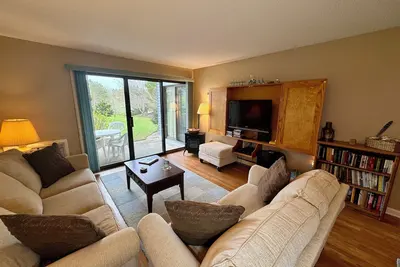 Image de This light and airy, street-level condo is located in Chilton Village. One bedroom Two bathrooms!