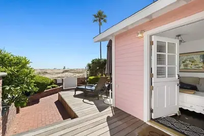 Image de Charming Oceanfront Duplex w/ Large Patio!