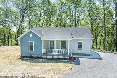 Fishing, duck hunting, boating or whatever else Lake Barkley has to offer. This is your stay!