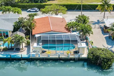 Image de Just Beachy: 2/2 private pool + dock, short walk to Sombrero Beach