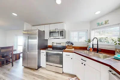 Image de Light-filled home with deck & yard, 3 blocks from Rockaway Beach