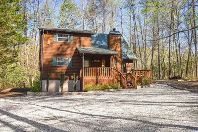 Image de Classic cabin with huge backyard firepit & enclosed porch - snowbird-friendly