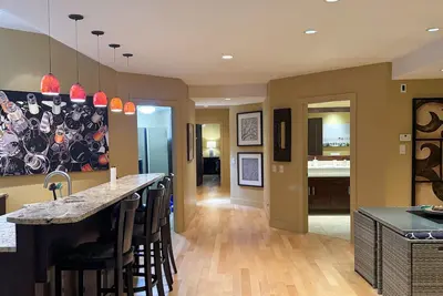 Image de Private basement suite on Knox Mountain close to downtown, golfing, and hiking