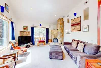 Image de Beautiful Home on 8 acres of Meadow and Forest with entertainers deck, hot tub,