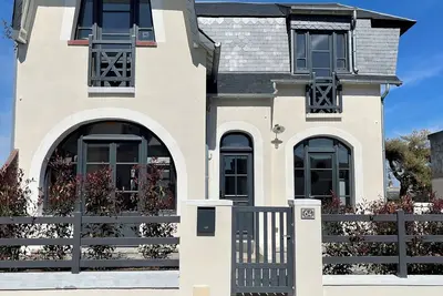 Villa 1930 idéalement située à 200 m de la baie et du centre
