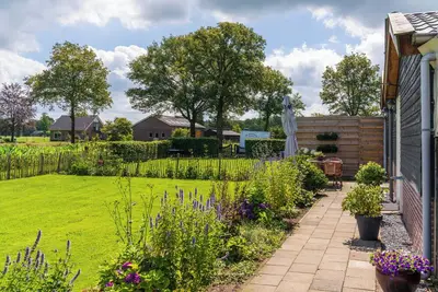 Image de maison neuve avec grand jardin et jardin d'hiver