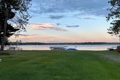 Image de Beautiful Cabin at Round Lake Resort- White Cabin