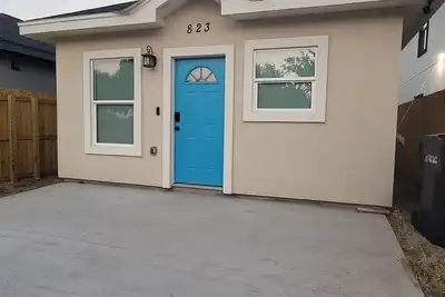 Image de The house with the blue door.