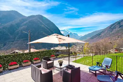 Image de Maison alpine spacieuse avec terrasse panoramique pour familles ou groupes