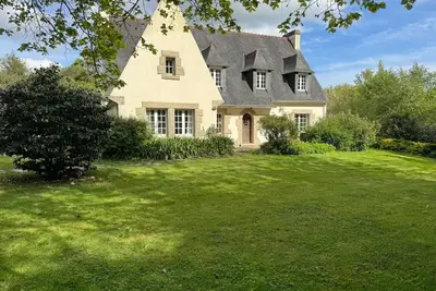 Grande maison Bretonne *** au milieu d’un jardin. Piste cyclable pour la plage