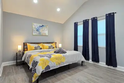 Image de 8 min to the city! 3br, 2ba, King Bed, Sleeps 8.