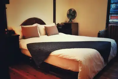 Image de 親手修復的歷史眷村小屋,帶有熱水大浴缸復古套房,住在歷史保存區中,3分鐘到擁有260年歷史廟宇,5分鐘到熱門美食區