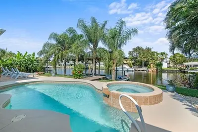 Image de La Casa de SandPiper on canal with boat dock. Walk to beach!