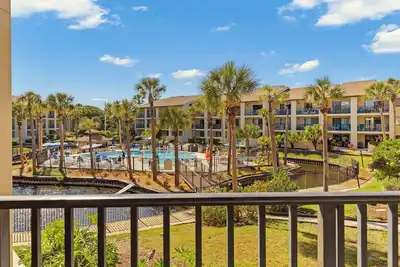 Image de Spacious Condo With Large Balcony Overlooking The Pool! Short Walk To Beach!