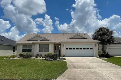 Image de Private Pool Paradise close to Lake Sumter Landing Market Square!
