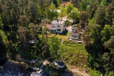 New object - House with fantastic view and direct access to the lake and boat.