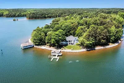 Image de Lake Norman's finest luxury vacation rental. See-> https://carolinahideaway. com