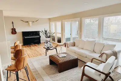 Image de Newly Renovated Home with firepit and office 5 mins from Main St dining & shops