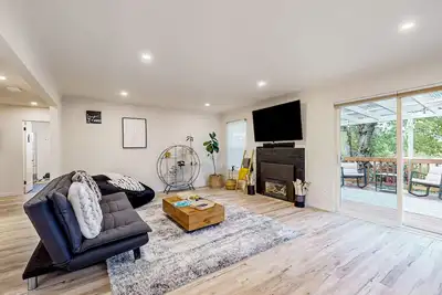 Image de Beautifully designed home with huge yard & alfresco deck, game room & Wfh desk