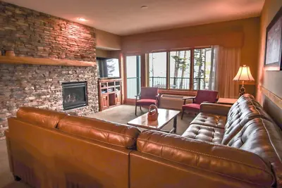 Image de Lakefront Condo: Pool, Hot Tub, Sauna, Fireplaces, Deck