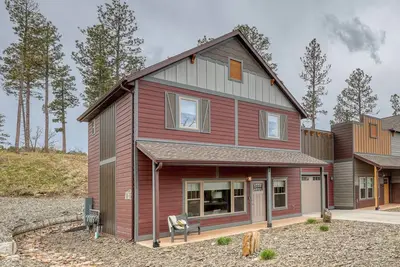Image de Escape to a peaceful country retreat just 8 minutes from iconic Mt. Rushmore. Our modern 2-bedroom home comfortably sleeps six and gives you quick access to the best of the Black Hills, Crazy Horse Memorial, Custer State Park, and the Badlands.