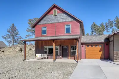 Image de Rockerville Gold Town Lodging #12-This two-bedroom condo is your perfect home base for adventure and relaxation. Just minutes from Mount Rushmore, Crazy Horse Memorial, Custer State Park, Sturgis, and the Badlands.