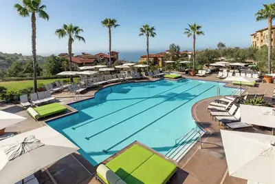 Image de 𝐅𝐢𝐧𝐝𝐢𝐧𝐠 𝐌𝐞𝐢𝐥𝐢 Waterside Newport Coast Retreat +Amenities. 2-Bedroom