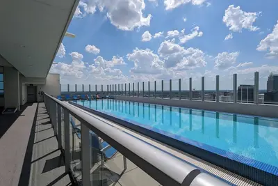 Image de Central - downtown orlando living 1 minute walk from Eola park, publix, library\n